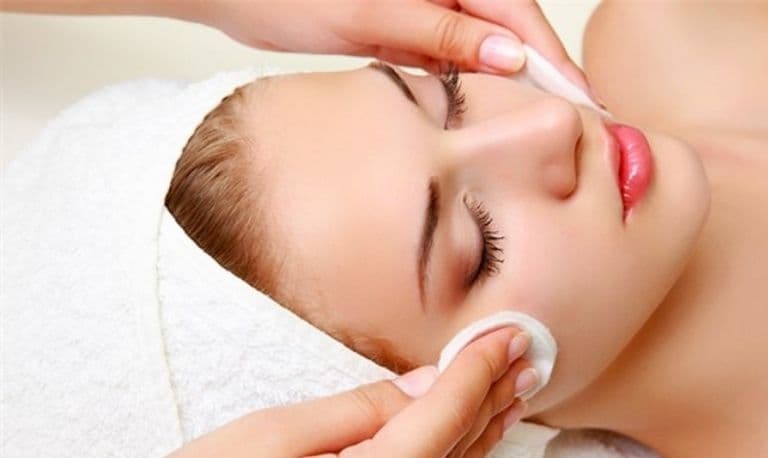 ۷ روش پاکسازی صورت در خانه