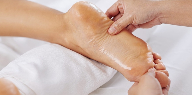 درمان میخچه کف پا با روغن کرچک
