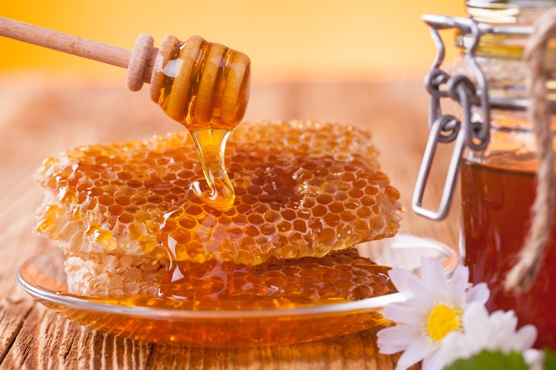 استفاده از عسل برای کاهش پف زیر چشم