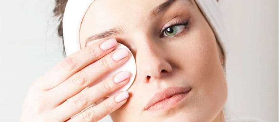 به کاربردن پاک کننده های مناسب پوست دور چشم
