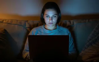 مقاله بررسی سوال آیا در شب هم باید کرم ضدآفتاب زد یا نه و ارائه پیشنهادهای تخصصی برای مراقبت از پوست در شب