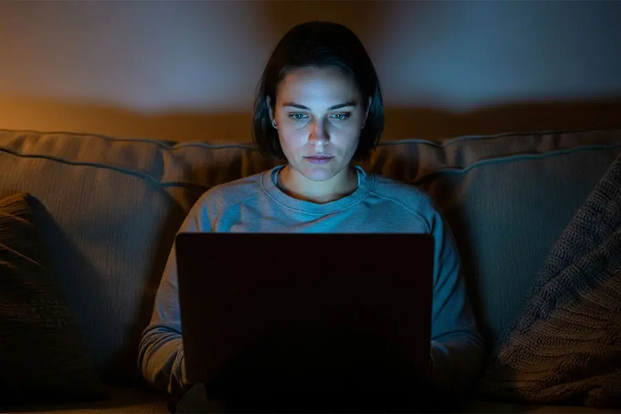 مقاله بررسی سوال آیا در شب هم باید کرم ضدآفتاب زد یا نه و ارائه پیشنهادهای تخصصی برای مراقبت از پوست در شب