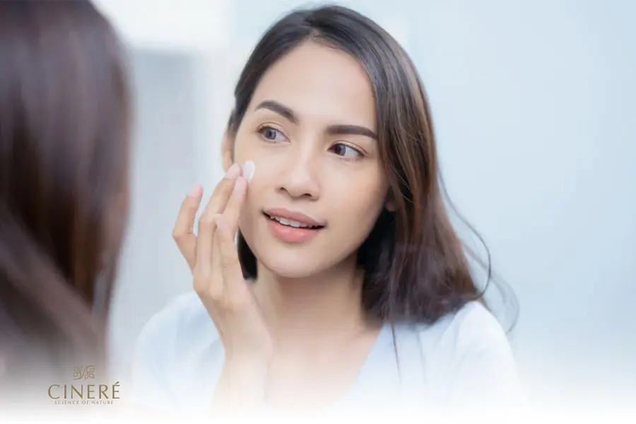 ضد آفتاب شیمیایی اشعه‌های مضر آفتاب را جذب کرده و خطر آن‌ها را رفع می‌کند