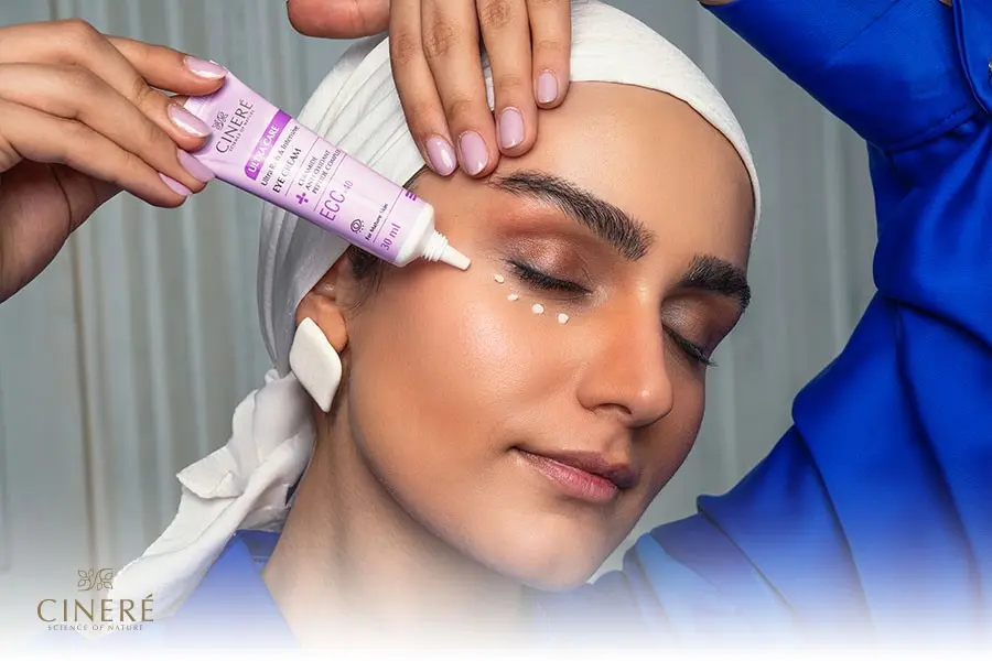 نحوه صحیح استفاده از کرم دور چشم تصویر