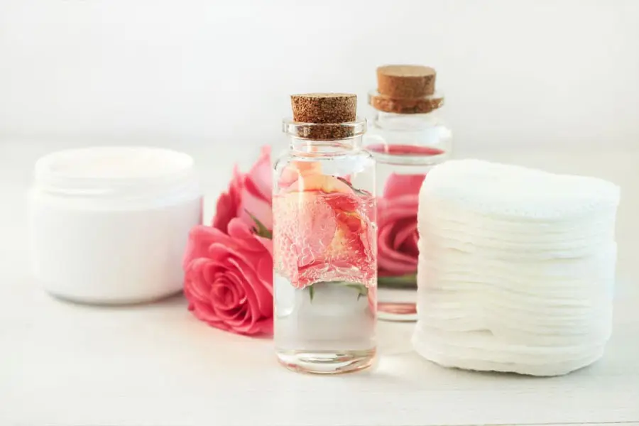 مهم‌ترین خواص گلاب برای پوست صورت و بهترین روش استفاده