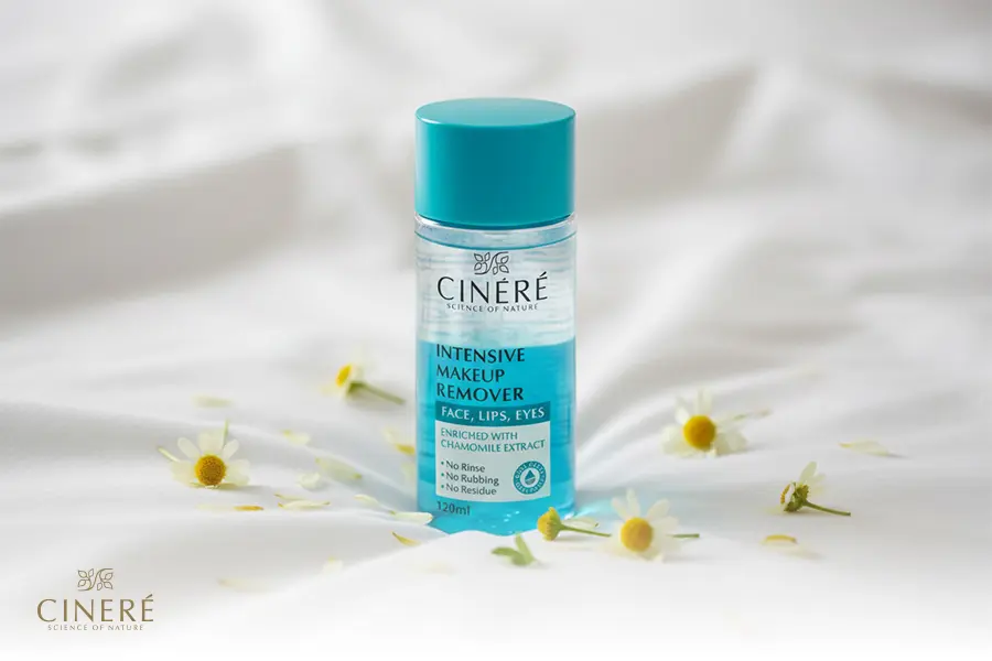 در روتین شبانه برای پاک کردن آرایش از پاک کننده آرایش دو فاز سینره استفاده کنید