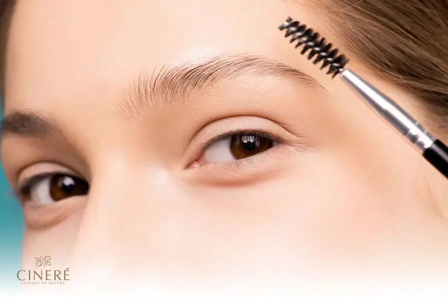 استفاده از محصولات آرایشی بهداشتی معتبر یک از راه‌های جلوگیری از شوره ابرو است.