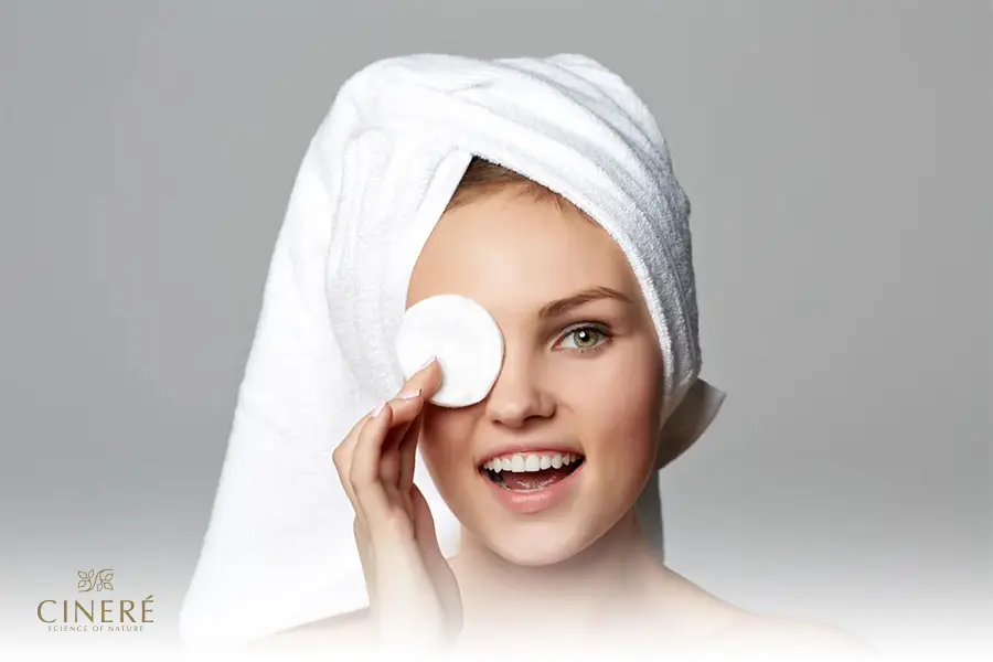 شستن صورت با آب گرم از مراحل پاک کردن ضدآفتاب از صورت است.