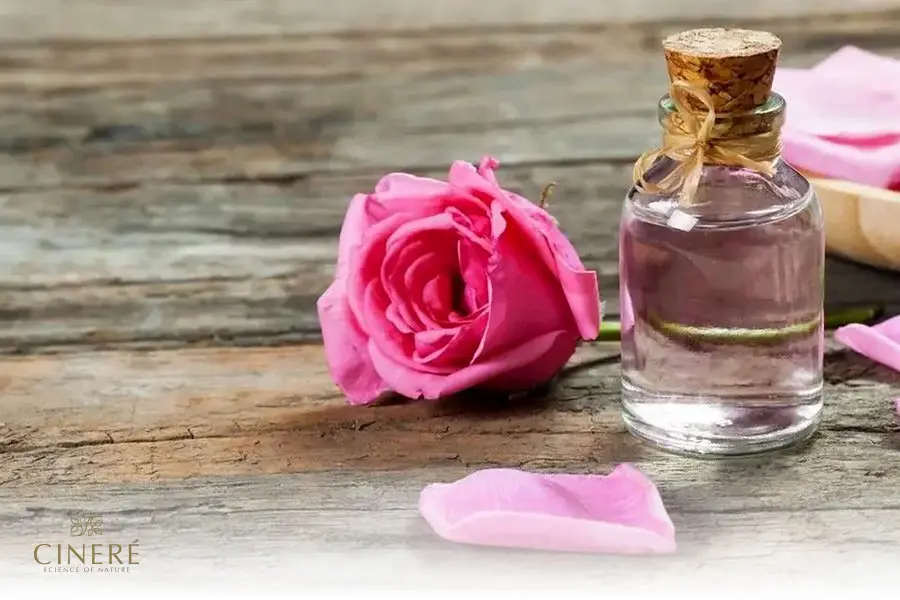 با توجه به فواید گلاب برای پوست به‌آسانی می‌توان آن را در روتین پوستی جای داد.